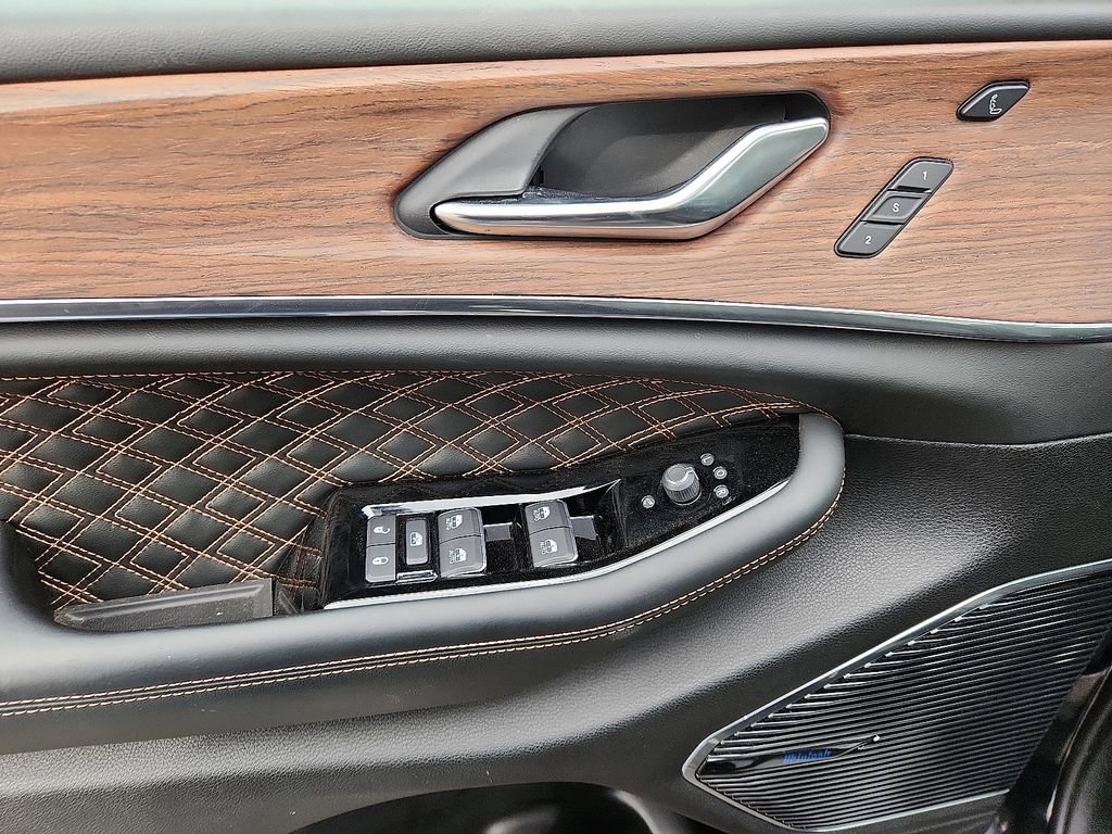 Used 2024 Jeep Grand Cherokee Summit w/ Luxury Tech Group V image 11