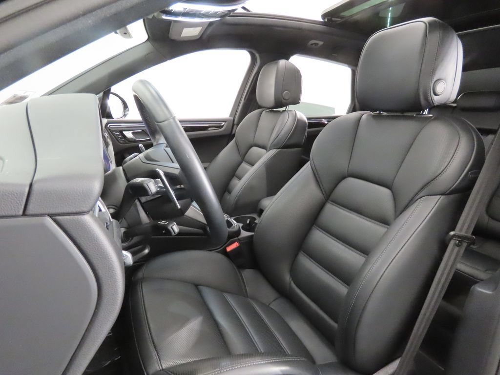 Certified 2026 Porsche Macan AWD/4WD image 5