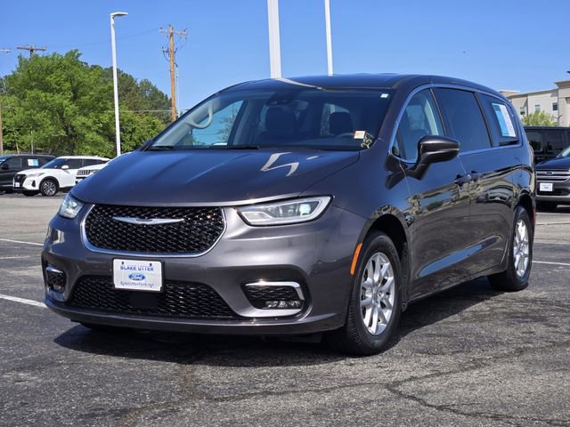 Used 2023 Chrysler Pacifica Touring-L image 3