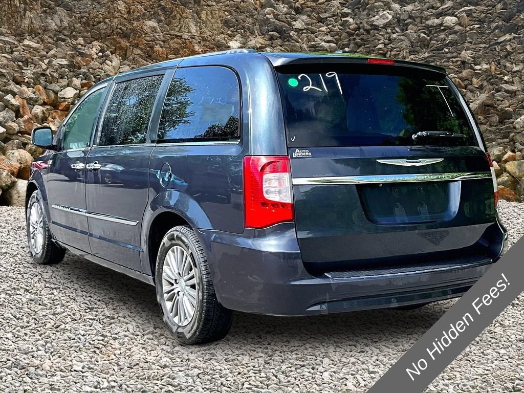 Used 2014 Chrysler Town & Country Touring-L w/ Driver Convenience Group FWD image 10