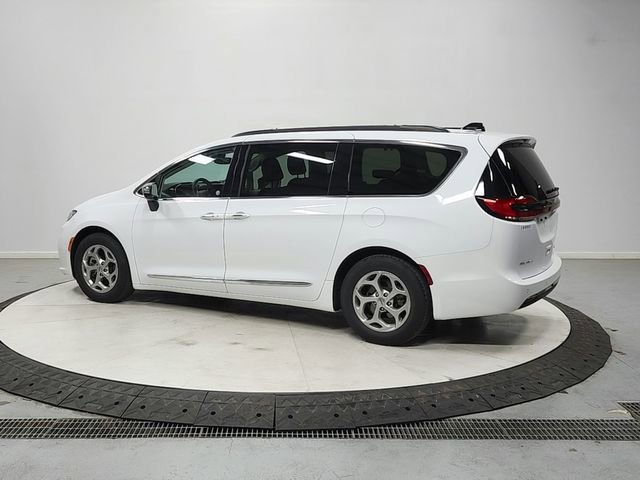 Used 2023 Chrysler Pacifica Limited FWD image 5