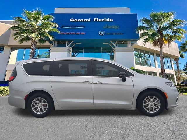 New 2026 Chrysler Pacifica Select image 4