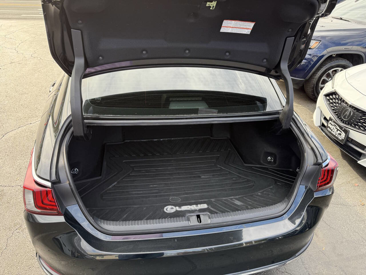 Used 2020 Lexus ES 300h w/ Luxury Package image 16