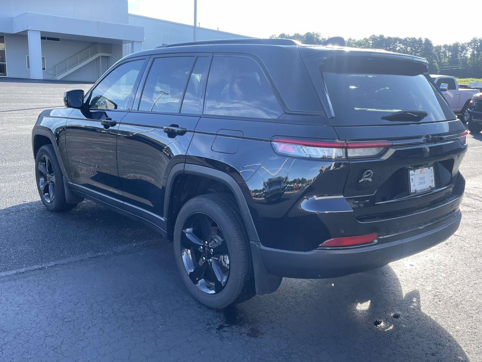 Certified 2023 Jeep Grand Cherokee Altitude AWD/4WD image 19