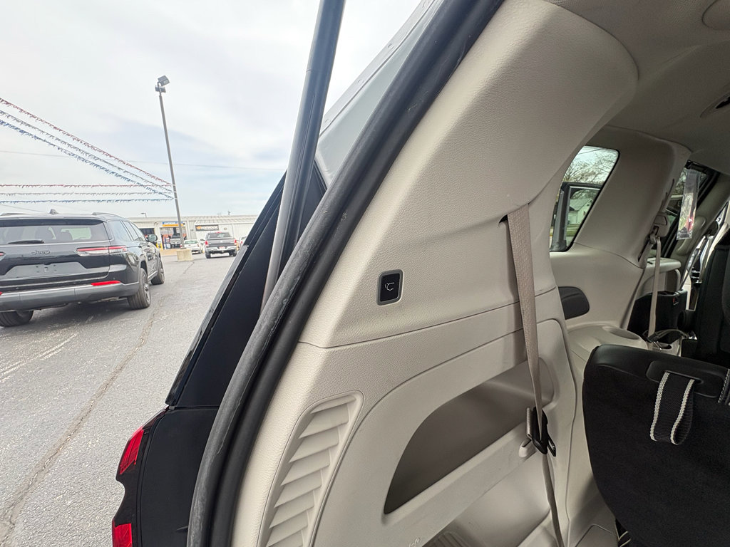 Used 2024 Chrysler Pacifica Touring-L image 27