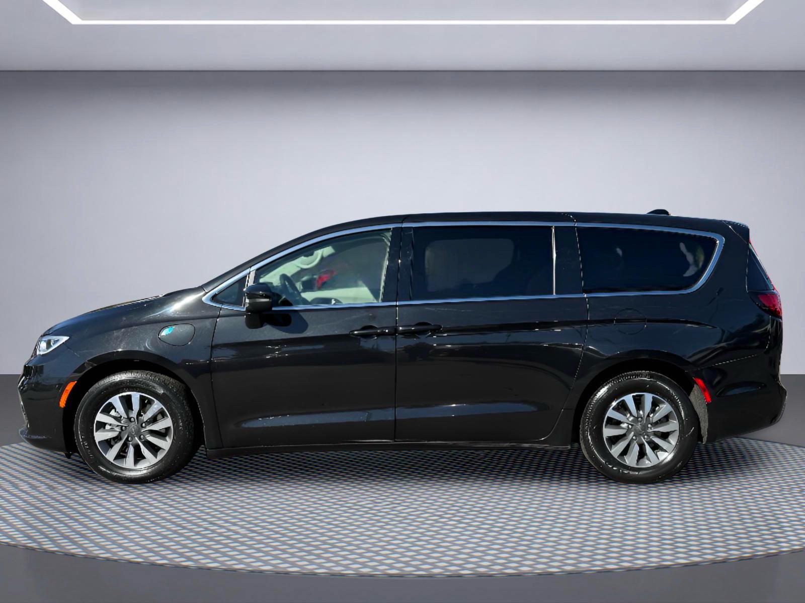 Used 2023 Chrysler Pacifica Touring-L FWD image 3