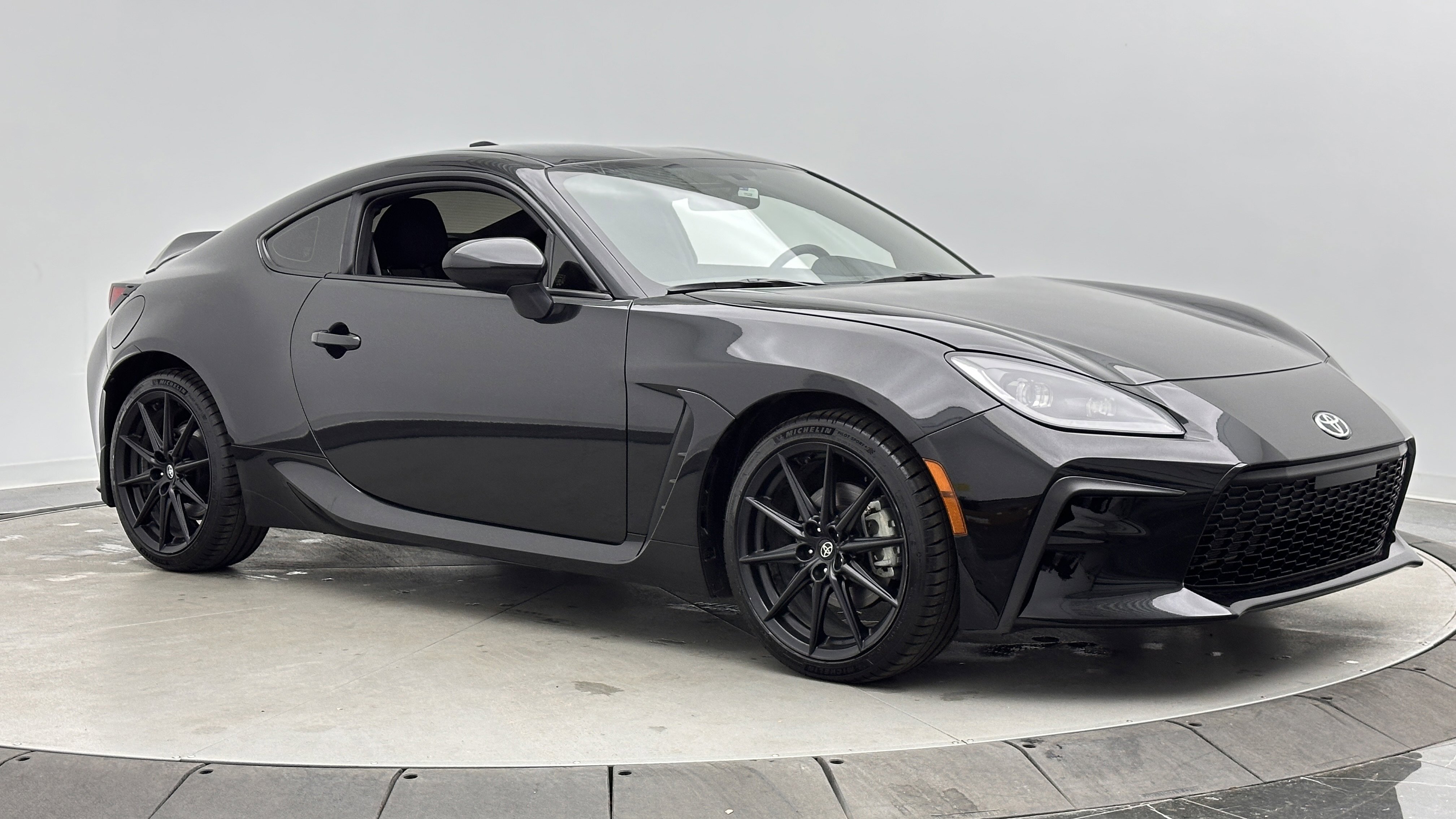 Used 2025 Toyota GR86 Premium image 3