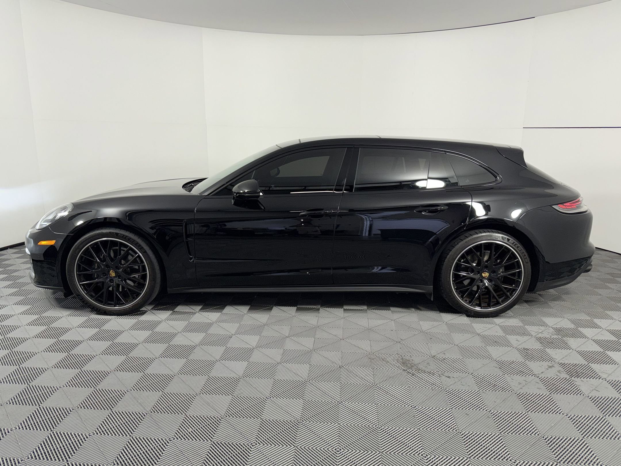 Certified 2023 Porsche Panamera 4 AWD/4WD image 2