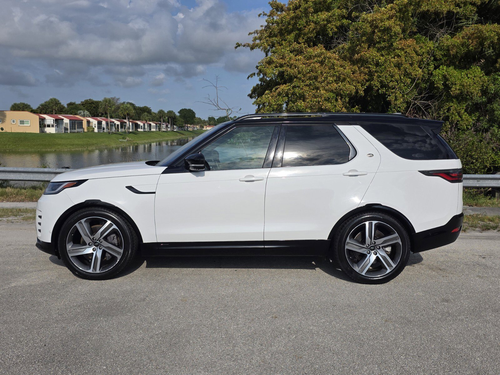 Used 2022 Land Rover Discovery HSE R-Dynamic AWD/4WD image 7