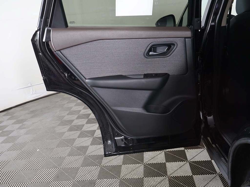 Used 2023 Nissan Rogue S AWD/4WD image 21