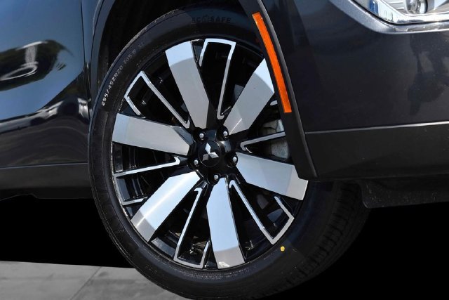 Used 2025 Mitsubishi Outlander SE AWD/4WD image 3