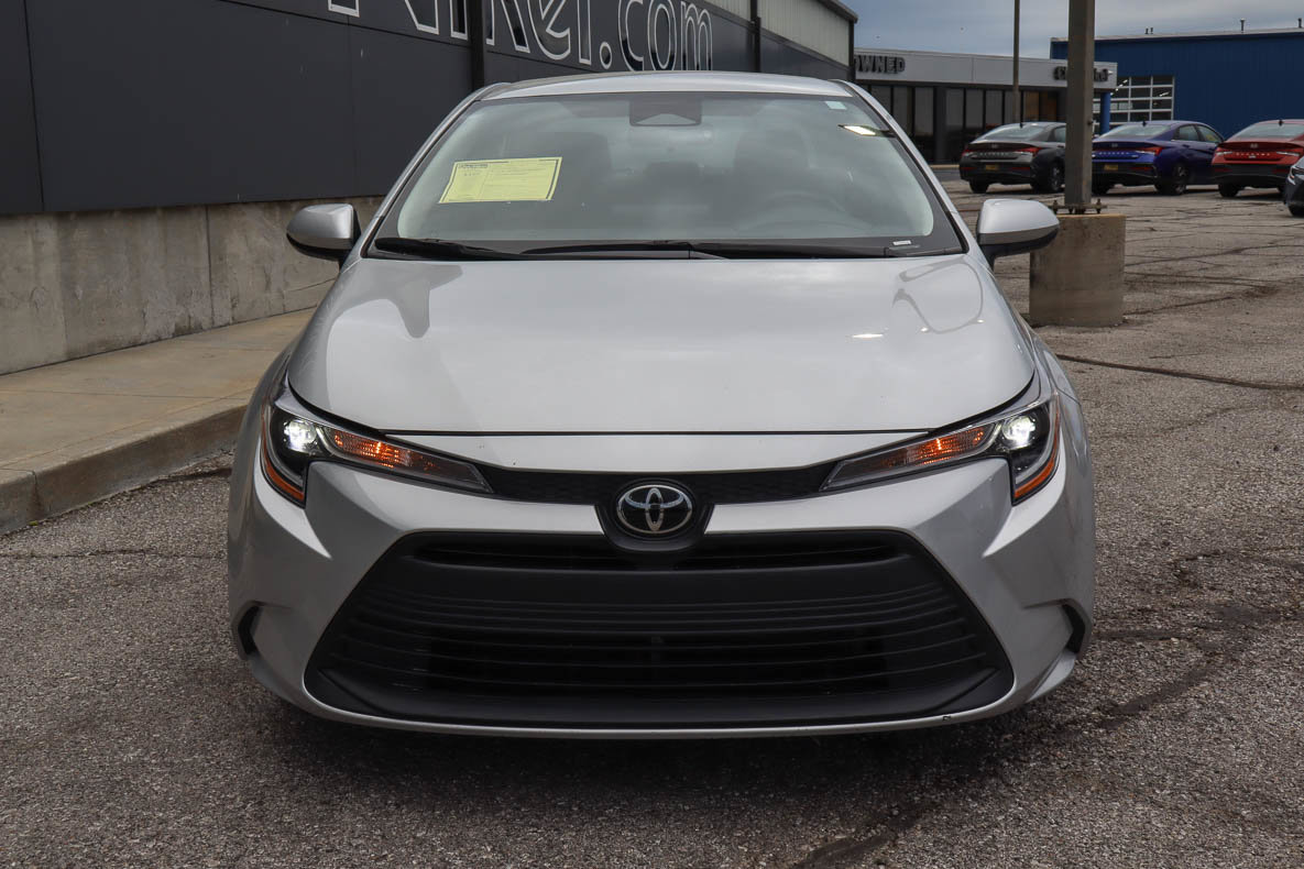Used 2024 Toyota Corolla LE FWD image 2