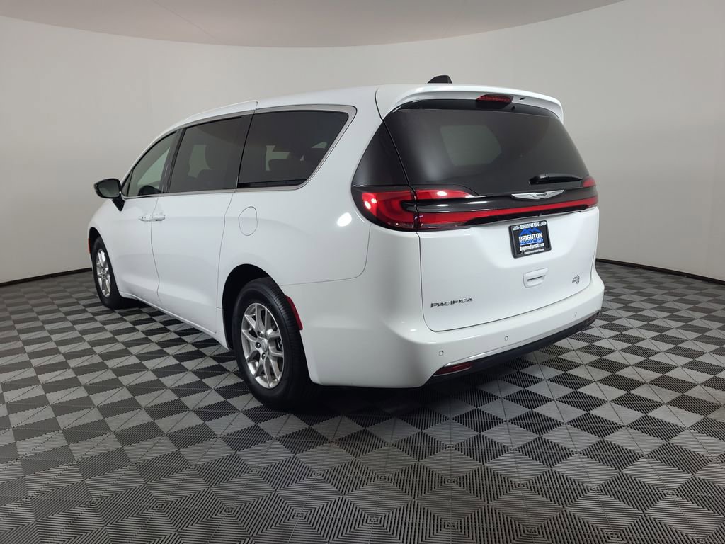 Used 2025 Chrysler Pacifica Select FWD image 5