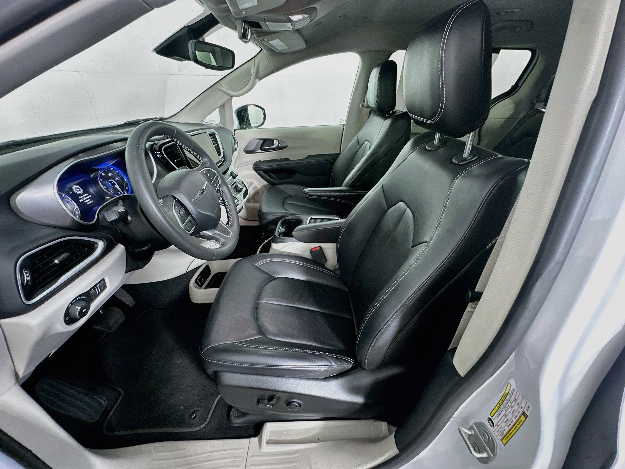 Used 2024 Chrysler Pacifica Touring-L FWD image 13