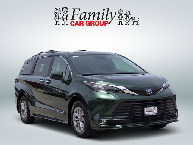 Used 2025 Toyota Sienna XLE FWD image 2