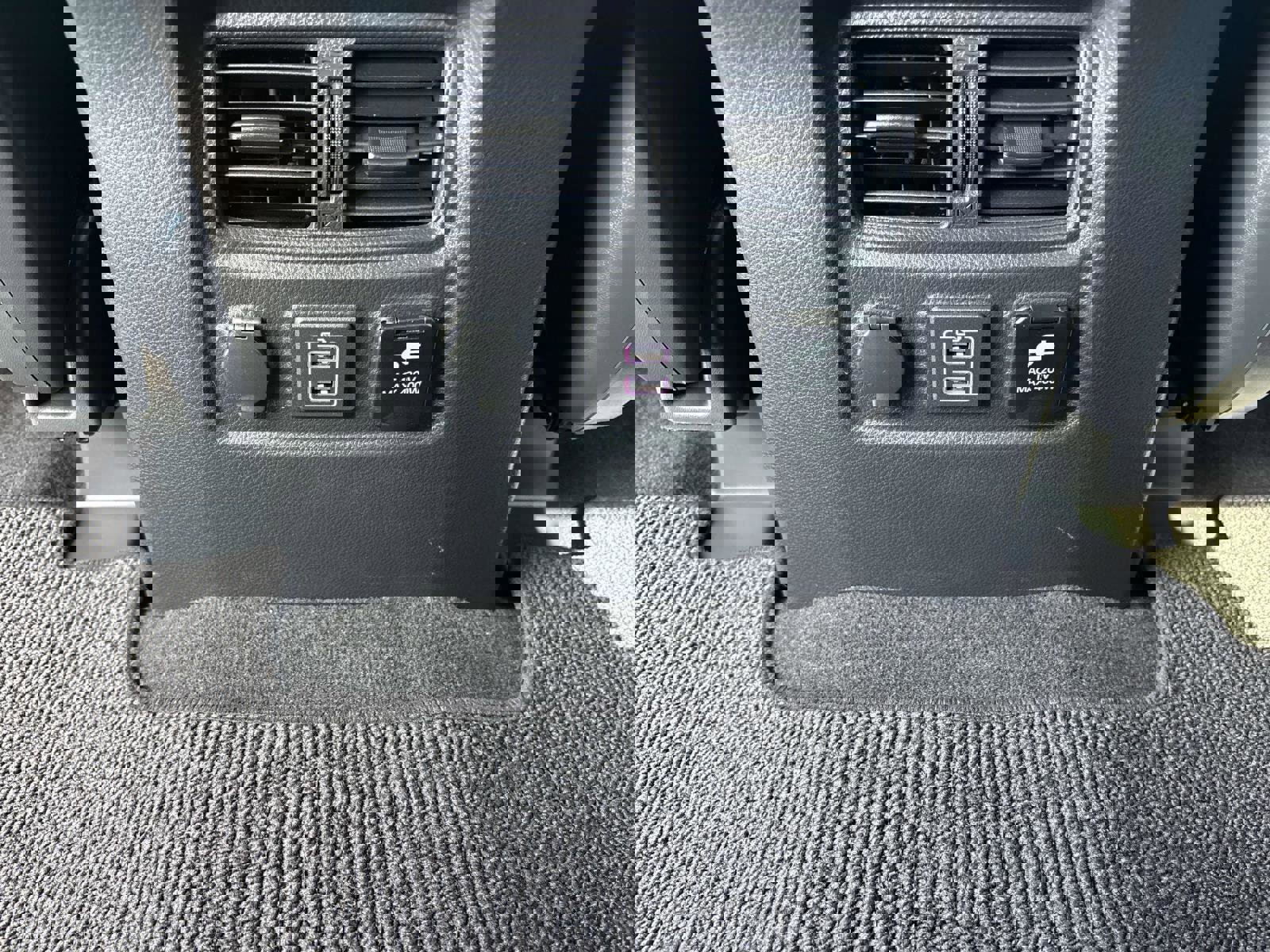 Used 2024 Nissan Titan SV w/ SV Convenience Package image 10