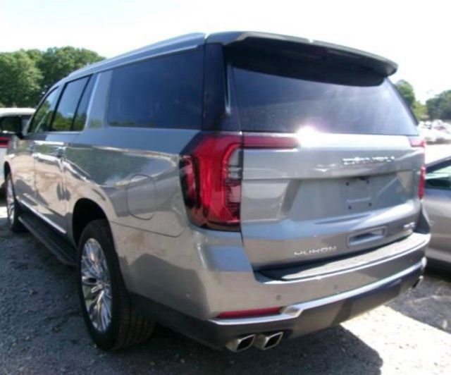 Used 2025 GMC Yukon XL Denali AWD/4WD image 3