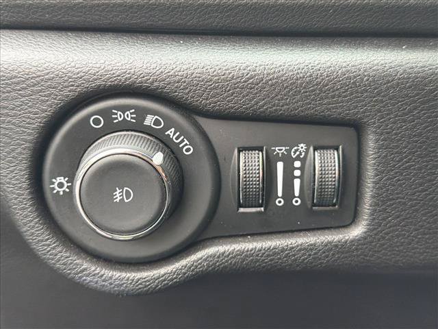 Used 2025 Chrysler Pacifica Select FWD image 22