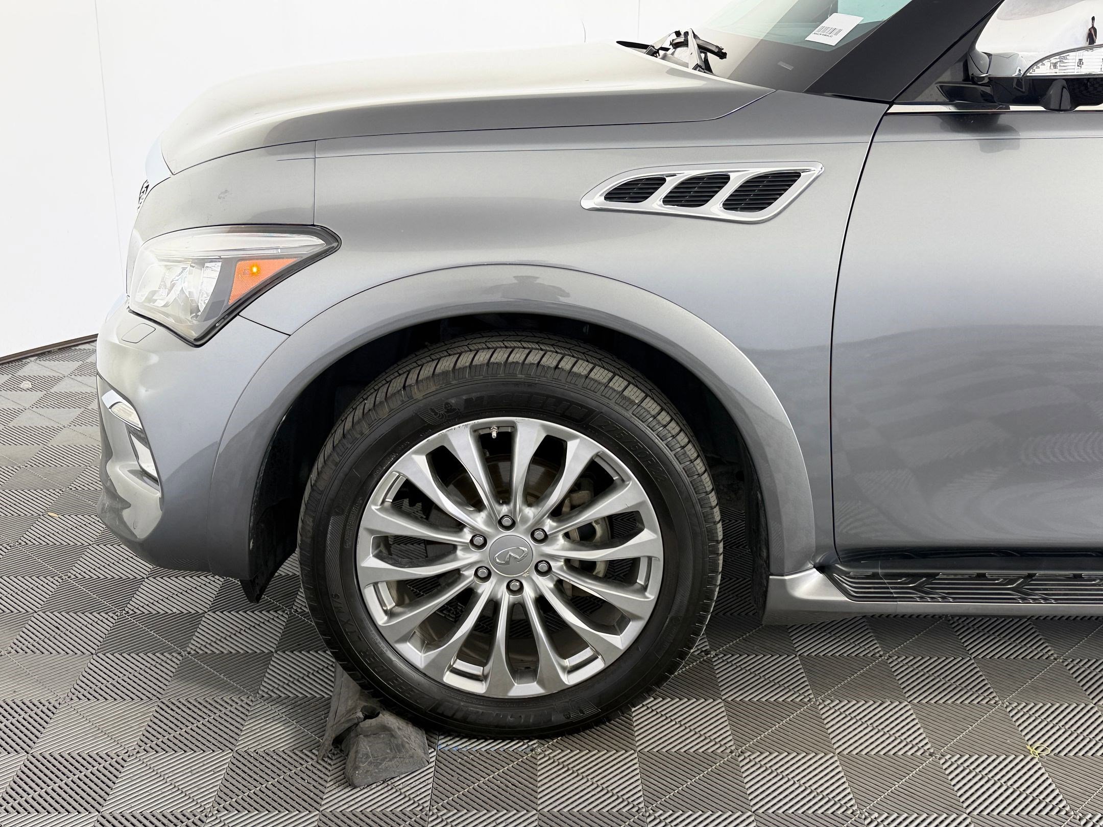 Used 2017 INFINITI QX80 2WD w/ Deluxe Technology Package image 11