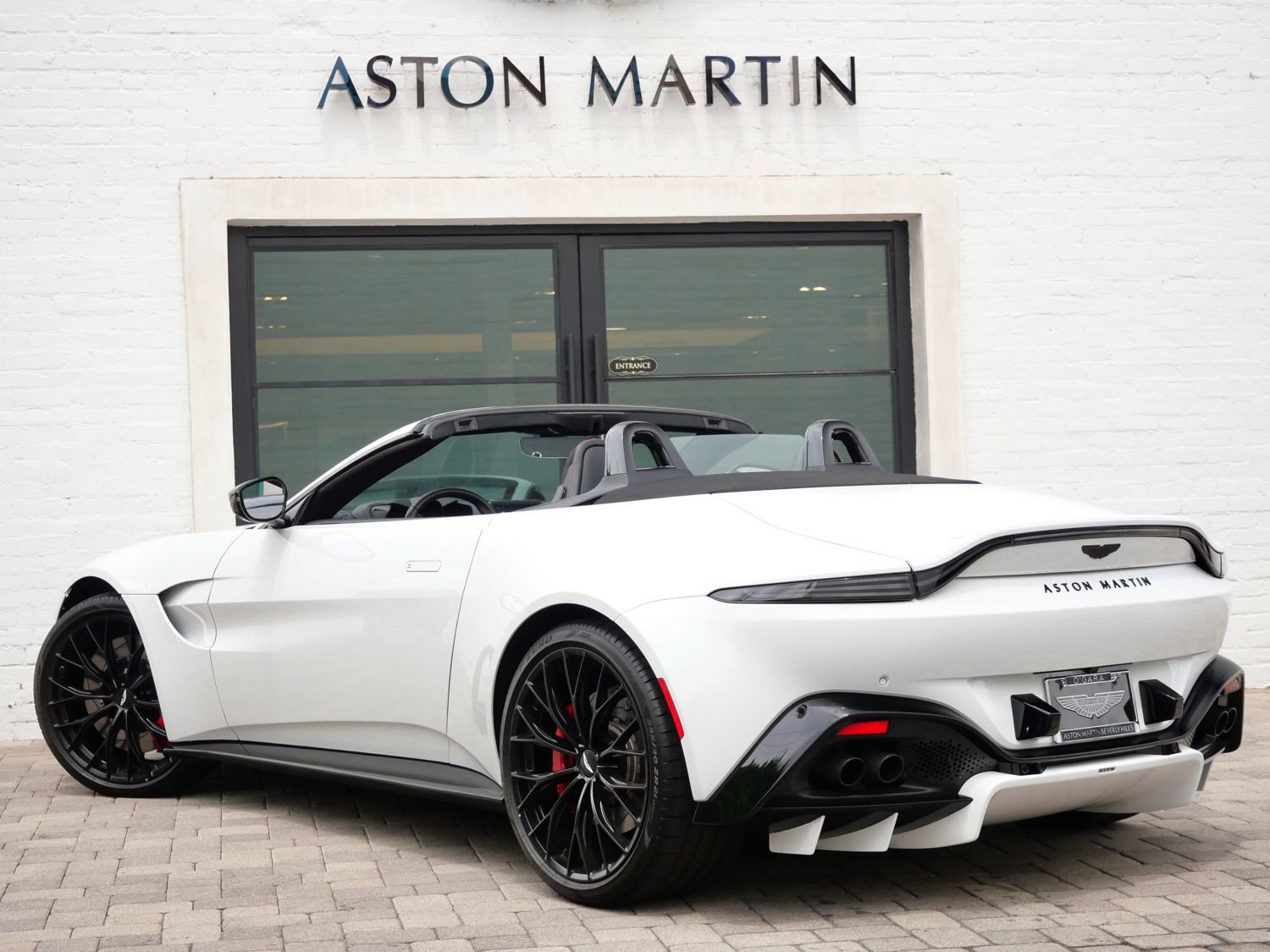 Used 2023 Aston Martin V8 Vantage Roadster RWD image 2