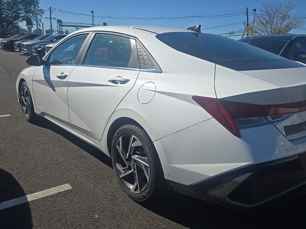 Used 2025 Hyundai Elantra SEL FWD image 4