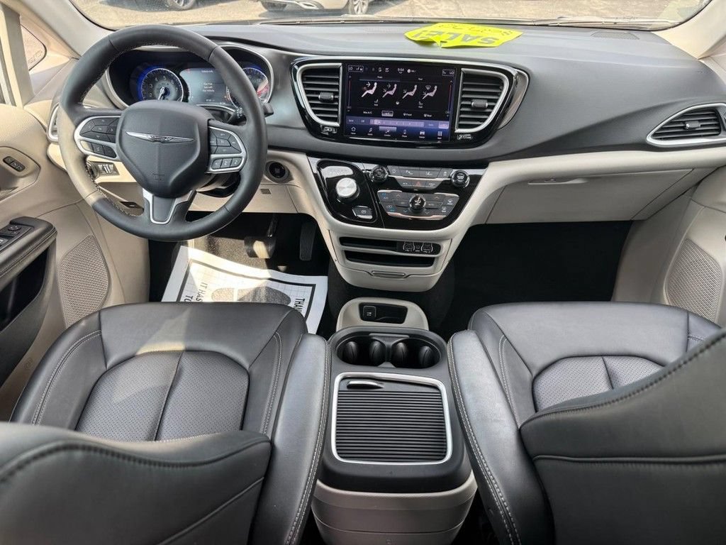 Certified 2024 Chrysler Pacifica Touring-L FWD image 9