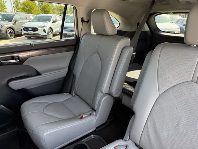 Used 2023 Toyota Highlander Platinum FWD image 36