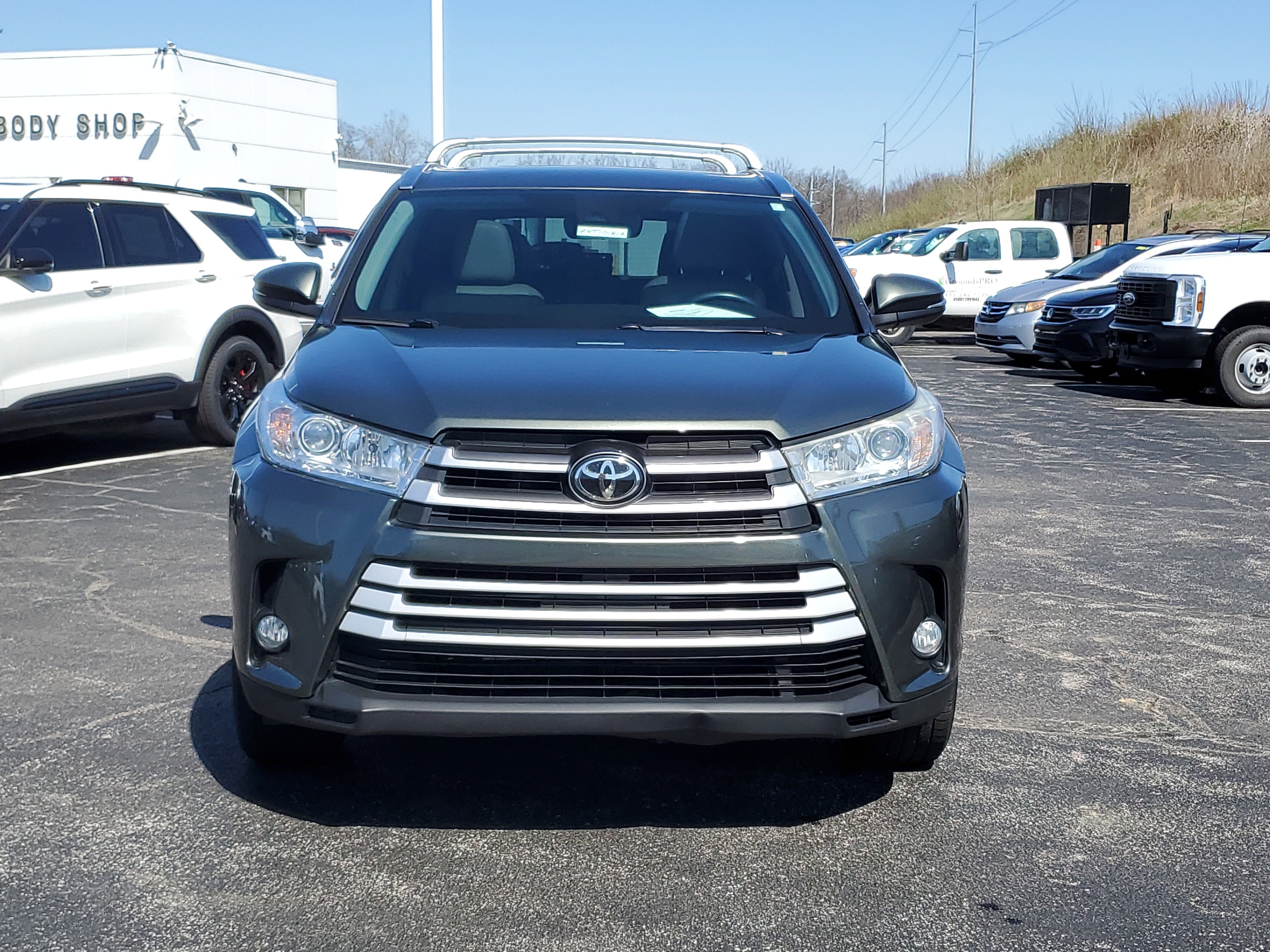Used 2017 Toyota Highlander XLE image 2