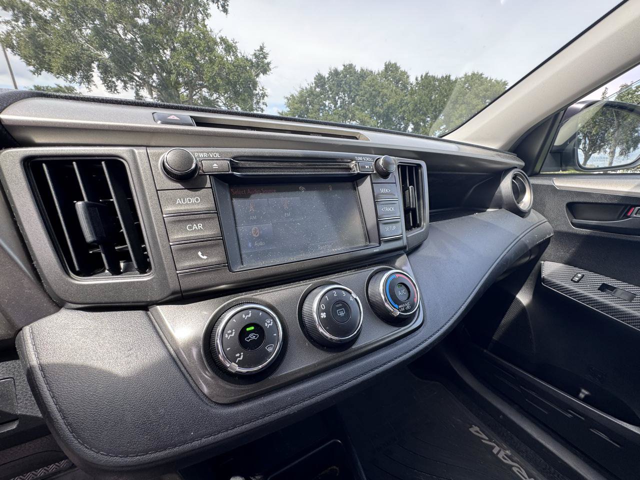 Used 2015 Toyota RAV4 LE AWD/4WD image 22