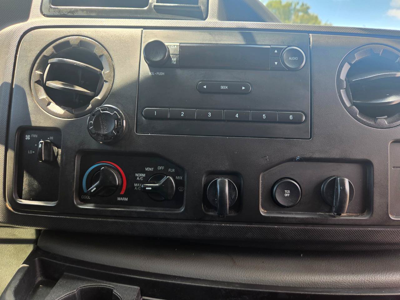 Used 2014 Ford E-150 and Econoline 150 RWD image 9
