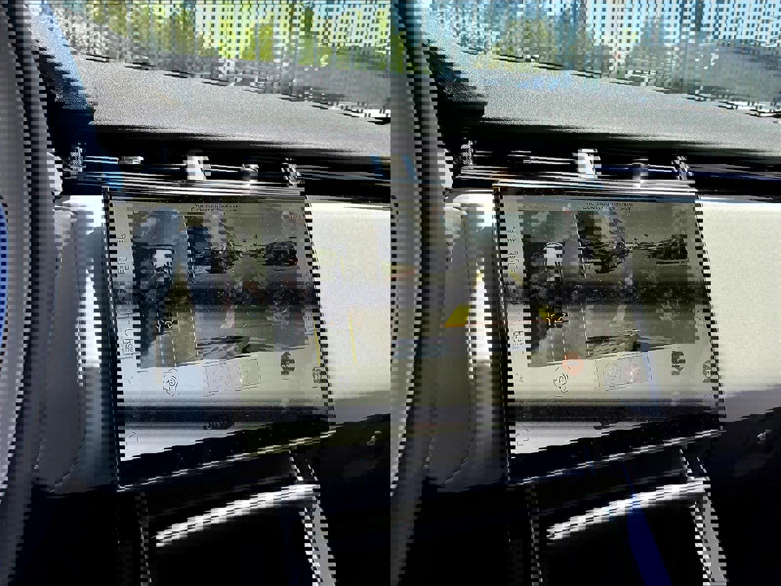 New 2025 Land Rover Range Rover Velar Dynamic SE image 19