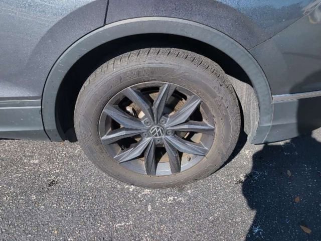 Used 2022 Volkswagen Tiguan SE w/ Panoramic Sunroof Package image 7