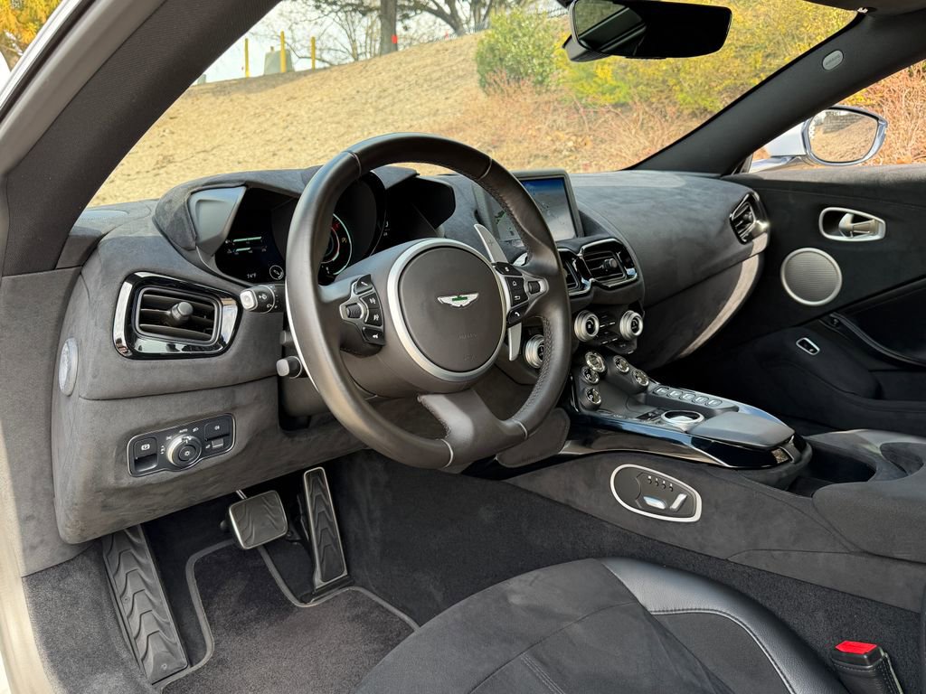Used 2020 Aston Martin V8 Vantage Coupe image 3