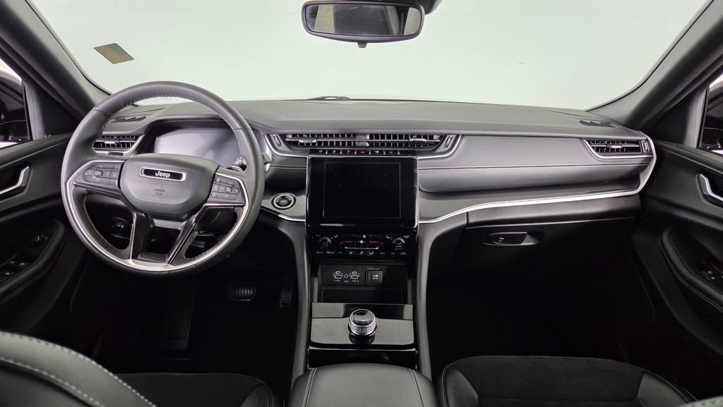 Used 2023 Jeep Grand Cherokee Altitude image 39