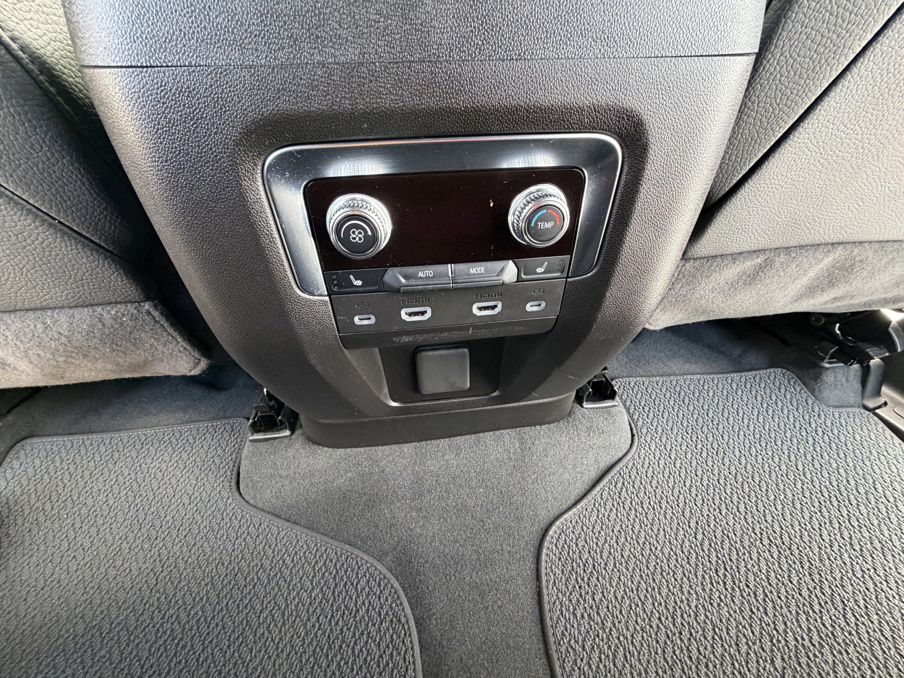 Used 2024 GMC Yukon XL Denali w/ Advanced Technology Package image 24