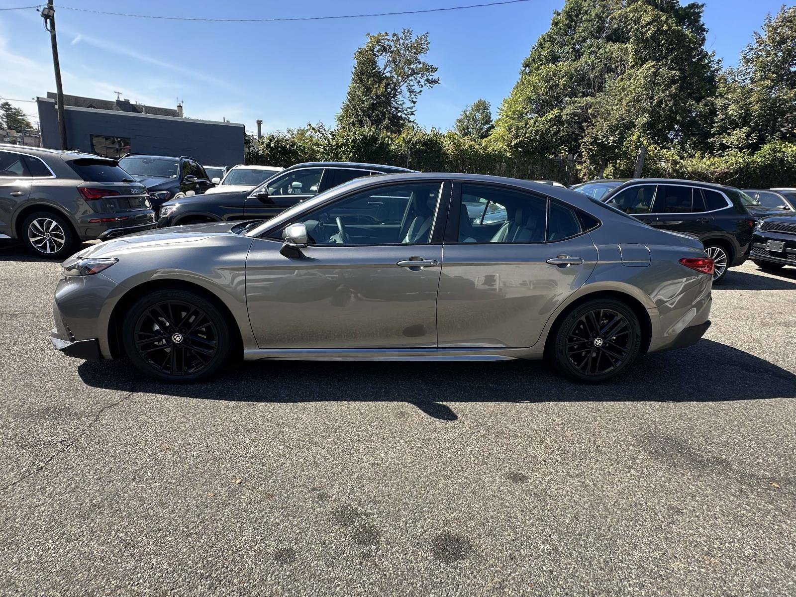 Used 2025 Toyota Camry SE image 6