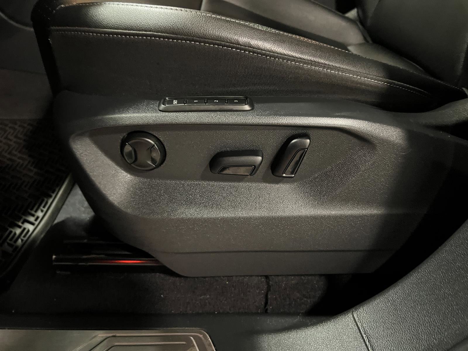 Used 2018 Volkswagen Atlas SEL w/ R-Line Package image 26