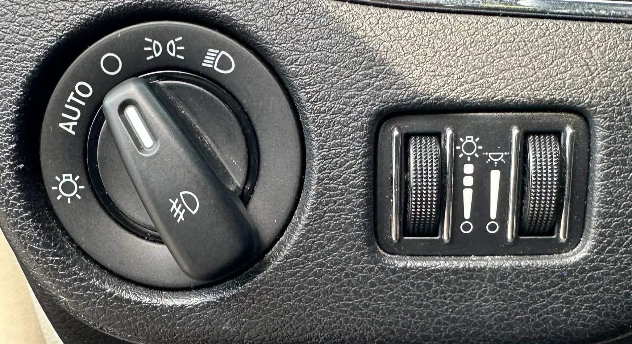 Used 2011 Chrysler Town & Country Touring-L w/ Driver Convenience Group FWD image 24