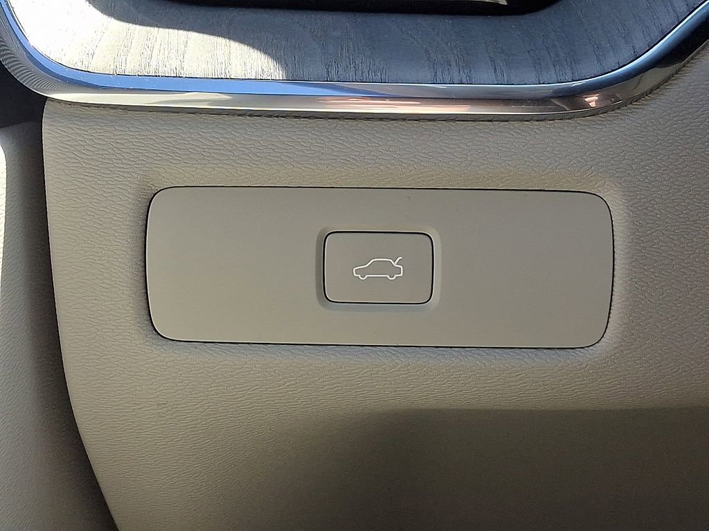 Used 2024 Volvo XC60 B5 Plus w/ Protection Package Premier image 26