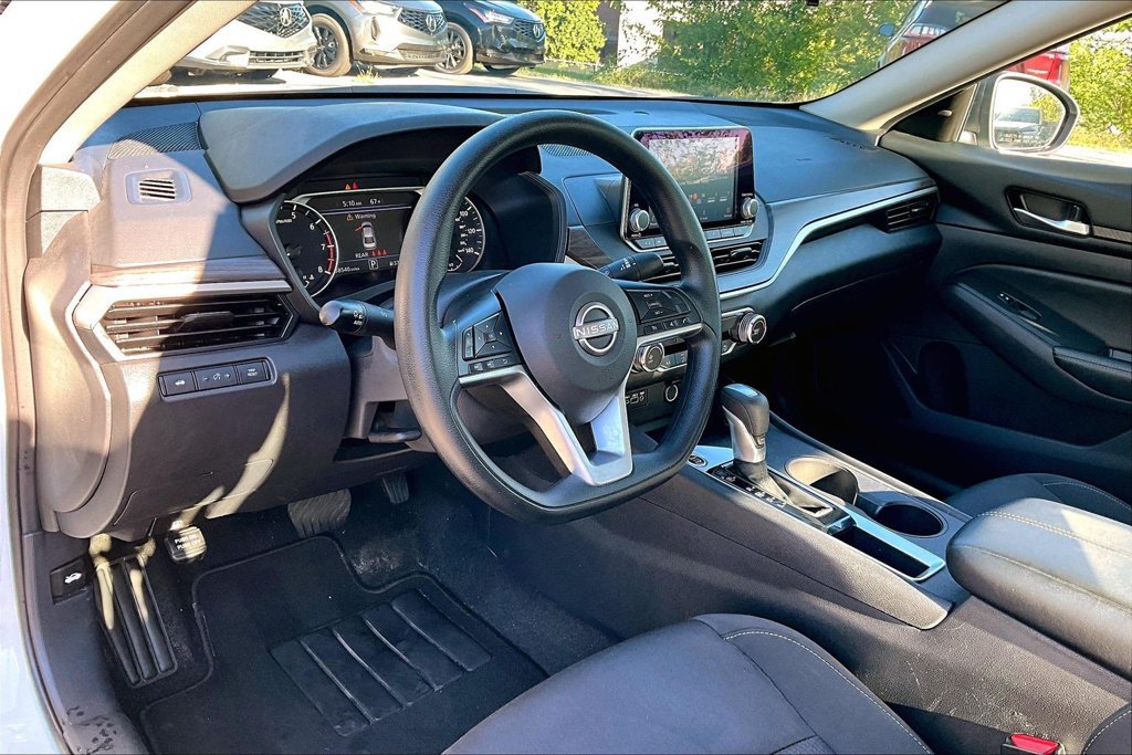 Used 2025 Nissan Altima 2.5 SV FWD image 15
