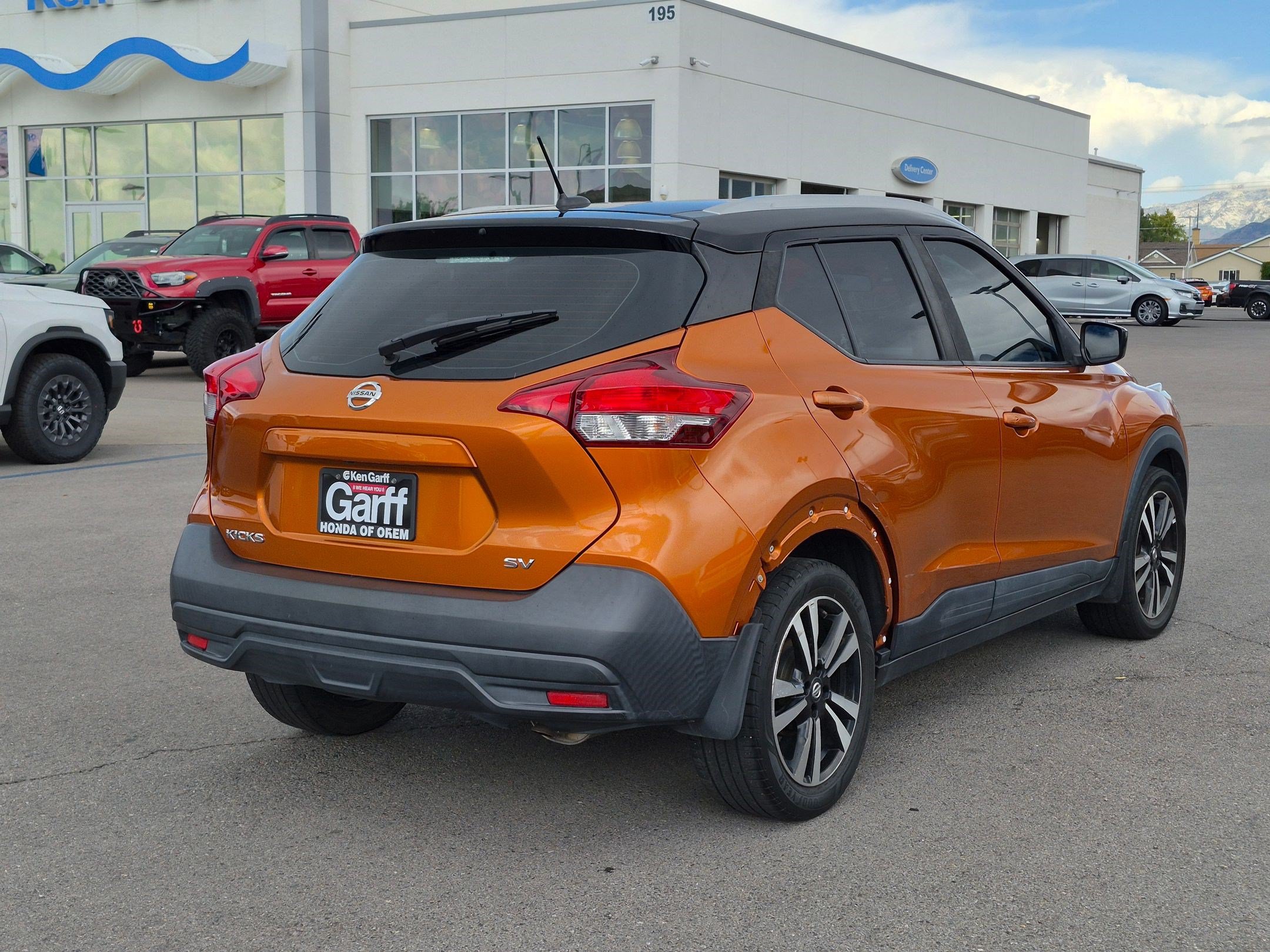Used 2019 Nissan Kicks SV FWD image 3