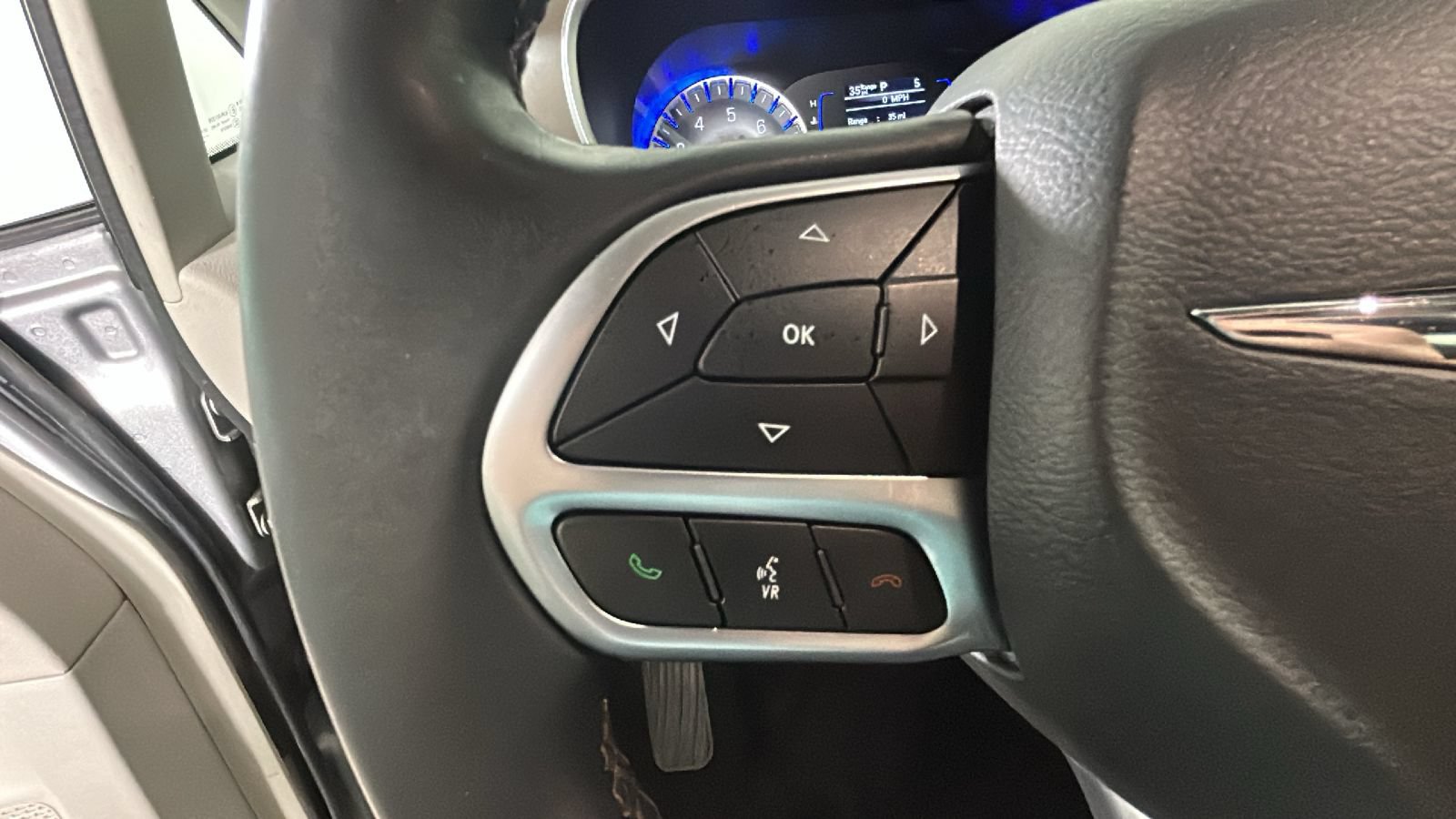 Used 2018 Chrysler Pacifica Touring-L FWD image 17
