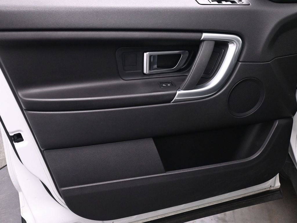 Used 2016 Land Rover Discovery Sport SE image 10