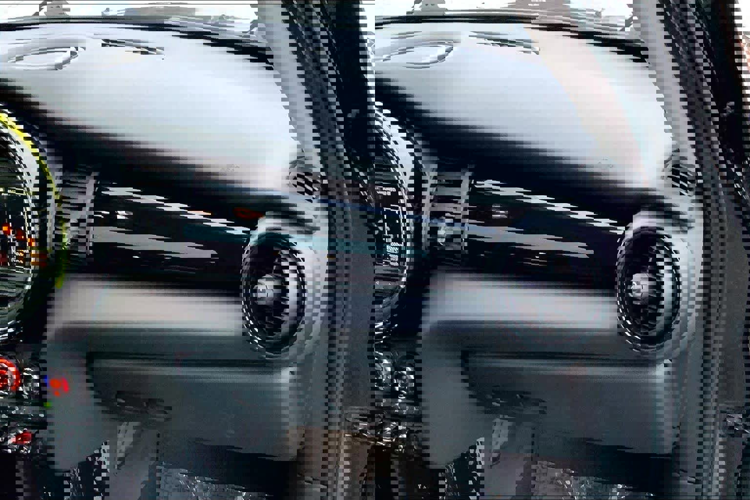 Used 2019 MINI Cooper 4-Door Hardtop w/ Premium Package image 18