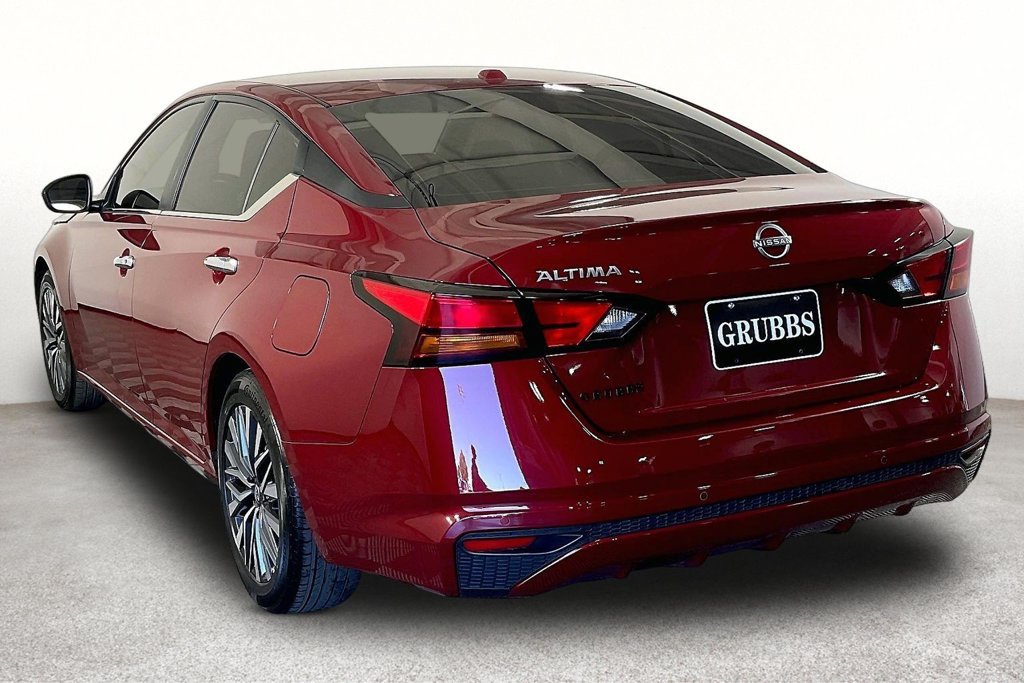 Used 2025 Nissan Altima 2.5 SV FWD image 14