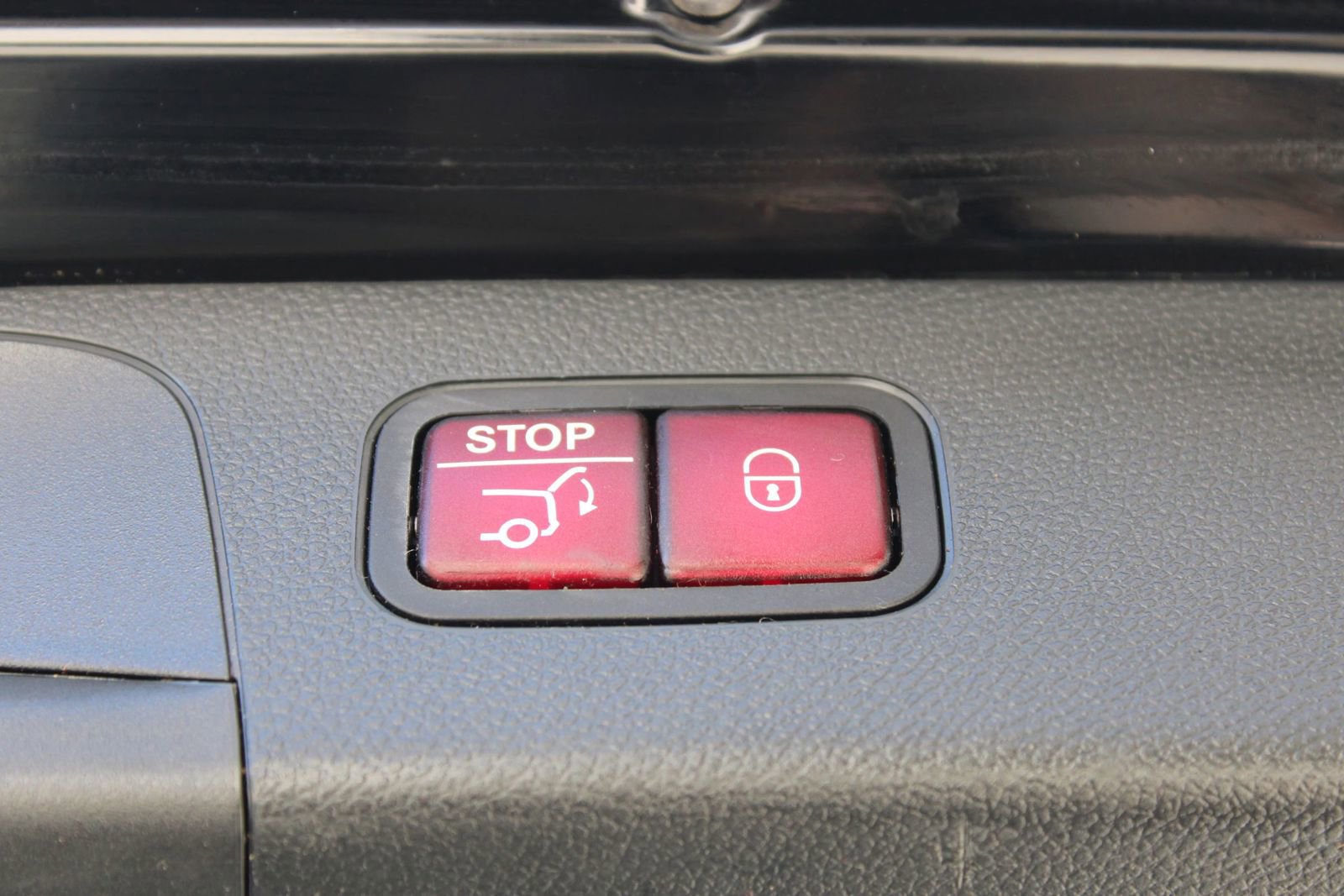 Used 2019 Mercedes-Benz GLC 300 4MATIC w/ Premium Package image 37