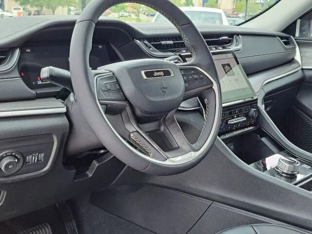 Used 2023 Jeep Grand Cherokee Limited RWD image 5