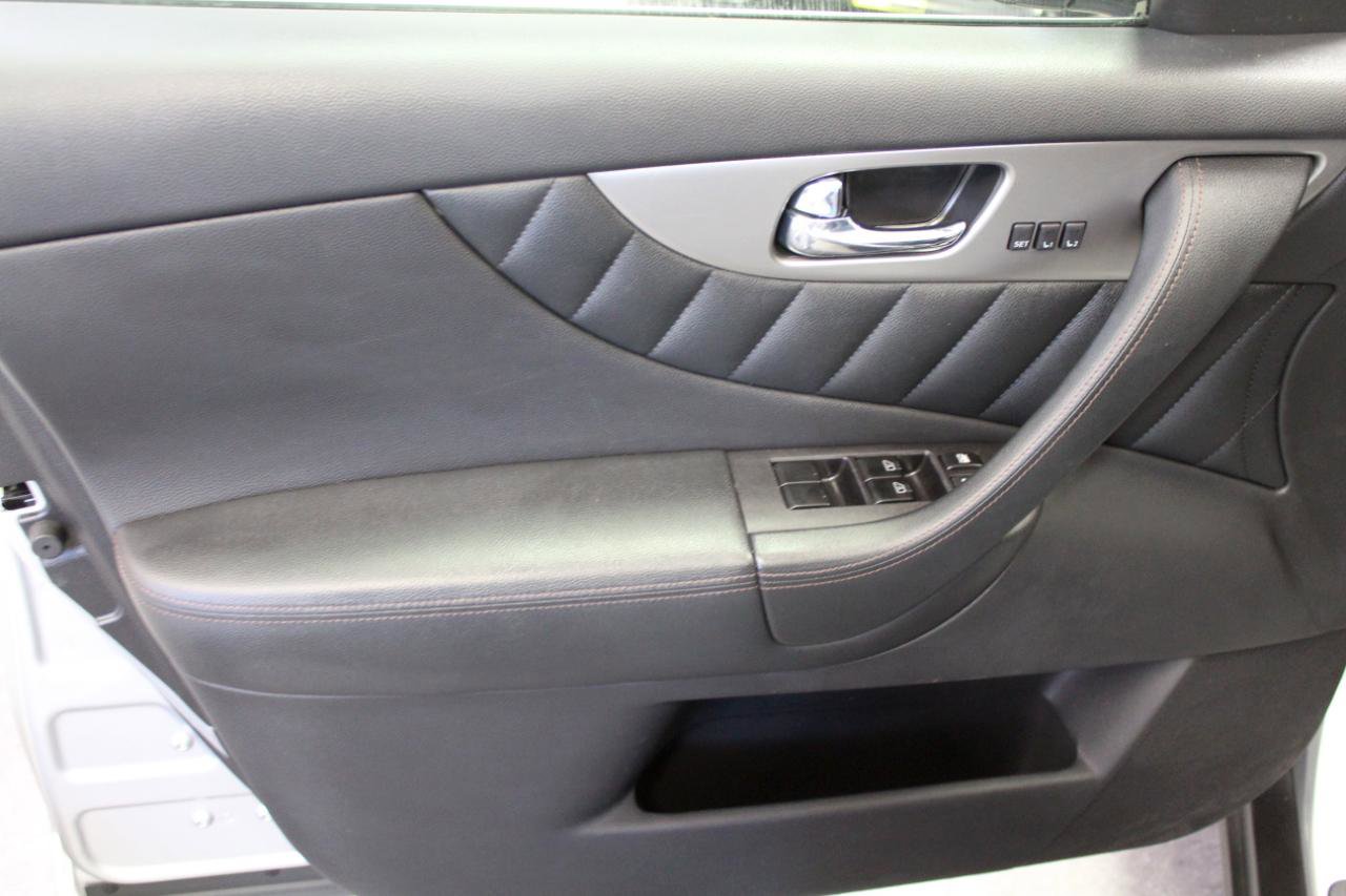 Used 2017 INFINITI QX70 AWD w/ Premium Package image 21