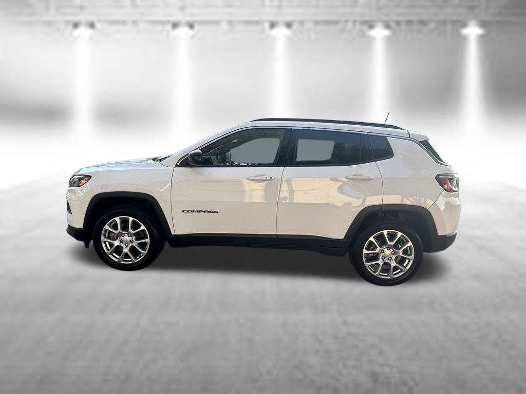 Used 2023 Jeep Compass Latitude AWD/4WD image 4