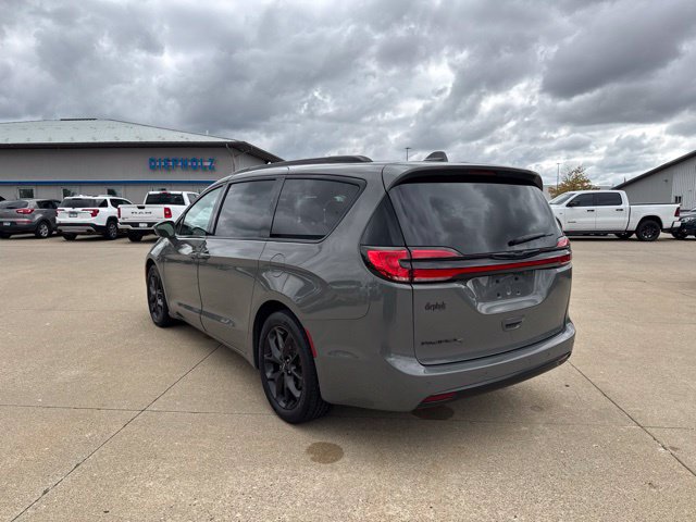 Used 2021 Chrysler Pacifica Touring w/ S Appearance Package FWD image 5